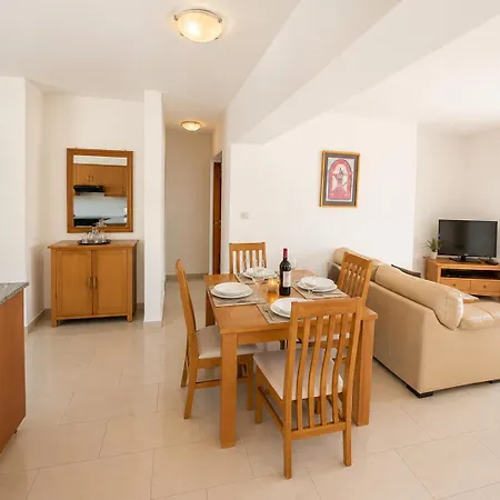 First Floor 2 Bedroom Apartment, Large Balcony, Amazing Sea Views, Communal Pool Appartement