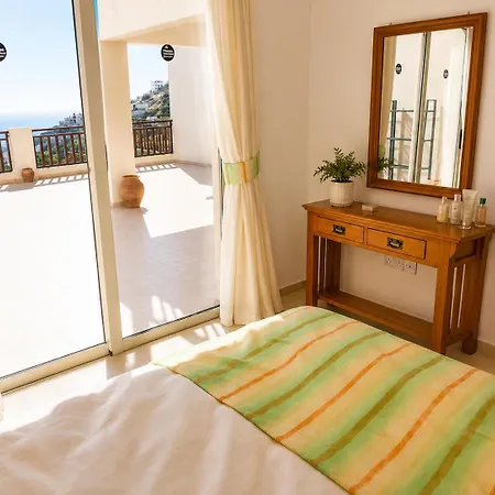 First Floor 2 Bedroom Apartment, Large Balcony, Amazing Sea Views, Communal Pool Appartement *