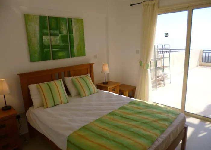 First Floor 2 Bedroom Apartment, Large Balcony, Amazing Sea Views, Communal Pool Apartmán