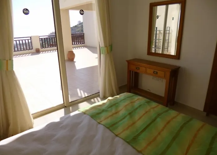 First Floor 2 Bedroom Apartment, Large Balcony, Amazing Sea Views, Communal Pool 아파트 *