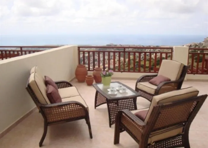 First Floor 2 Bedroom Apartment, Large Balcony, Amazing Sea Views, Communal Pool 아파트 *